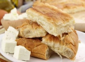 Χωριάτικη τυρόπιτα με σόδα, μυζήθρα και φέτα!