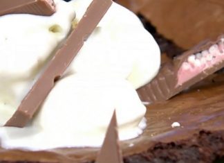 Μαλακό μπισκότο brownie γίγας με παγωτό βανίλια!