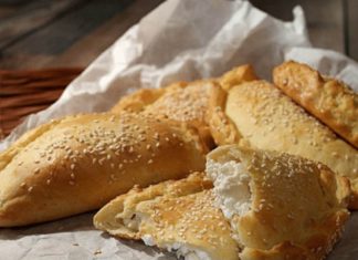 Σπιτική τυρόπιτα έτοιμη σε 10 λεπτά