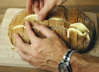 Χαράζει μια φραντζόλα ψωμί και βάζει ανάμεσα τυρί. Με το αποτέλεσμα θα γλείφετε τα δάχτυλά σας!