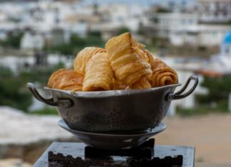 Νησιώτικα ξεροτήγανα από την Αργυρώ Μπαρμπαρίγου – Μην ξεχάσεις στο σιρόπι την κανέλα