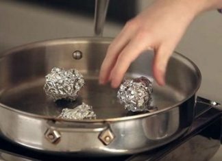 Παίρνει ένα τηγάνι και βάζει μέσα μπαλάκια αλουμινόχαρτου.. Το τι θα ακολουθήσει δεν θα το πιστεύετε!