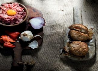 Ζυμώνετε τα μπιφτέκια σας με λευκό ψωμί; Σταματήστε το αμέσως!