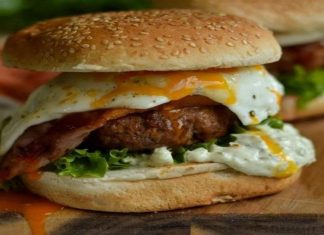 Τα απόλυτα σπιτικά burger με λαχταριστό μοσχαρίσιο μπιφτέκι από τον Γιώργο Τσούλη