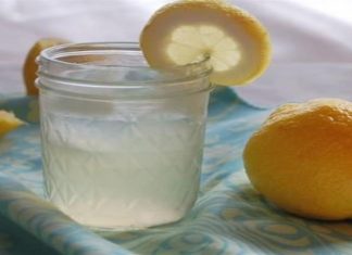 Βάλτε μαγειρική σόδα και λεμόνι σε ποτήρι νερό και πιείτε το – Το μυστικό των γιαγιάδων που θα σας…σώσει