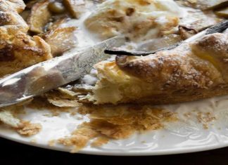 “Μεθυσμένη” μηλόπιτα με ρούμι και κρυστάλλινη ζάχαρη