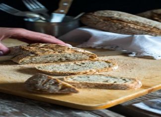 Το μυστικό που θα κάνει το μπαγιάτικο ψωμί σας να μοιάζει σαν να βγήκε μόλις από το φούρνο