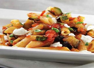 Μακαρόνια πένες με κολοκυθάκια και σάλτσα ντομάτας με μελιτζάνα από την Αργυρώ Μπαρμπαρίγου