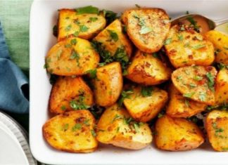 Αυτός είναι ο λόγος που δεν πρέπει να ανακατεύετε τις πατάτες όταν ψήνονται στο φούρνο