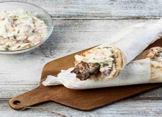 Αργυρώ Μπαρμπαρίγου: Η πιο εύκολη συνταγή για την καραντίνα – Σουβλάκια τυλιχτά με τζατζίκι λαχανικών