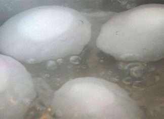 Ρίχνετε αλάτι στο νερό που βράζετε τα αυγά σας; Σταματήστε το αμέσως!