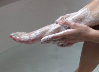 2 φορές την εβδομάδα, τρίβει τα πόδια της με μαγειρική σόδα. Το αποτέλεσμα; Θα σας αφήσει άφωνες!