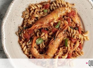 Βίδες με γαρίδες και κόκκινη σάλτσα από τον Άκη