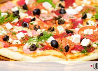 Συνταγή για τραγανή ζύμη πίτσας με δύο υλικά και χωρίς μαγιά (vid)