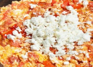 Αυγά με ντομάτες: Μια συνταγή για «Καγιανά» ή «Στραπατσάδα» που θυμίζει τις παλιές εποχές της γιαγιάς μας