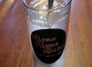 Κάθε πρωί έπινε ένα ποτήρι νερό με μαγειρική σόδα – Μόλις δείτε το λόγο θα τρέξετε να το κάνετε! (Video)