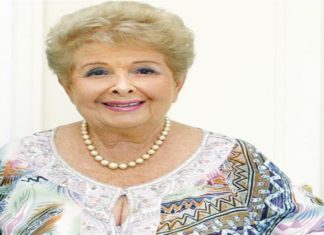 Βέφα Αλεξιάδου: Κέικ με μπανάνα και κανέλα! Μαζί με φουντούκι η συνταγή απογειώνεται!