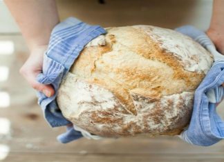 Εύκολο χωριάτικο ψωμί με 5 – μόνο – υλικά