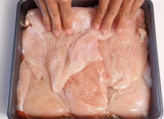 Τοποθετεί 4 φιλέτα κοτόπουλο στο ταψί και ρίχνει αλάτι…Η καλύτερη συνταγή με 3 μόνο βήματα!