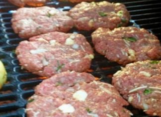 Τρίψτε με ένα κρεμμύδι τη σχάρα και φτιάξτε τα καλύτερα μπιφτέκια – Το κρυφό μυστικό που δε γνωρίζατε