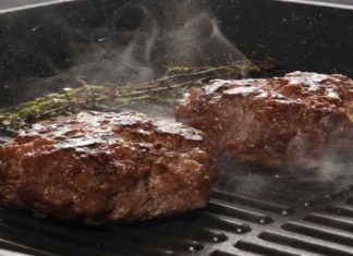 Το τέλειο κόλπο για να μην κολλήσουν ποτέ ξανά τα μπιφτέκια σας στη σχάρα