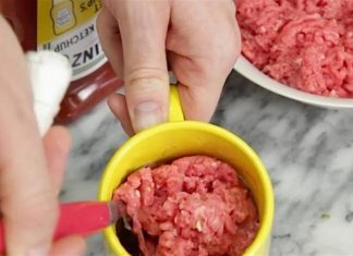 Γεμίζει μία κούπα με κιμά, σάλτσα ντομάτας και… 3 λεπτά αργότερα; Έτοιμο το έδεσμα!