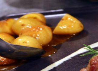 «Λιώνουν» στο στόμα οι πατάτες φούρνου με λεμόνι της Αργυρώς Μπαρμπαρίγου