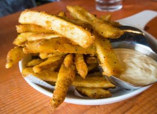 Αλευρωμένες τηγανητές πατάτες για να γλύφετε τα δάχτυλά σας