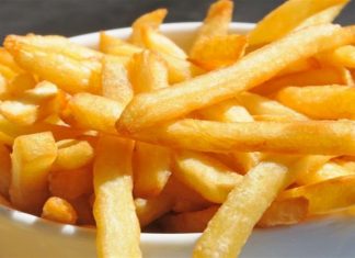 Η εναλλακτική συνταγή με πατάτες! Τραγανές απ’ έξω, ζουμερές από μέσα και έχουν μισές θερμίδες από τις τηγανιτές!