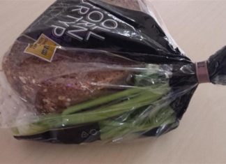 Έβαλε το ψωμί μαζί με λίγο σέλινο σε μια πλαστική σακούλα – Δείτε τι συνέβη όταν την άνοιξε…