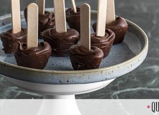 Ο Άκης Πετρετζίκης φτιάχνει σοκολατένιο στικ για ζεστή σοκολάτα