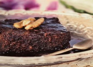 Αργυρώ Μπαρμπαρίγου: Η συνταγή της για καρυδόπιτα με σιρόπι σοκολάτας είναι πειρασμός! Τα δικά της μυστικά…