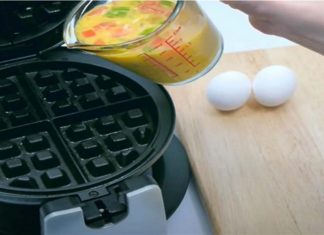 Ανακάτεψε αυγά, ντομάτα, πιπεριά και τα έριξε στη βαφλιέρα – Το αποτέλεσμα; Θεϊκό