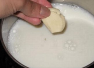 Ζεσταίνει λίγο γάλα σε μια κατσαρόλα και πετάει μέσα μια σκελίδα σκόρδο – Ο λόγος; Θα σας αφήσει άφωνους