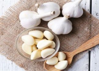 Το σκόρδο δεν είναι μόνο γεύση – 4+1 τρόποι που μπορεί να βελτιώσει την υγεία σας