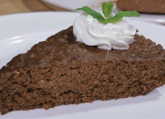 Υγιεινή σοκολατόπιτα με 3 μόνο υλικά, χωρίς ζάχαρη, αλεύρι και αυγά που δεν χρειάζεται ψήσιμο