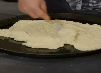 Πανεύκολη και τραγανή σπανακόπιτα από την Αργυρώ Μπαρμπαρίγου με γιαούρτι