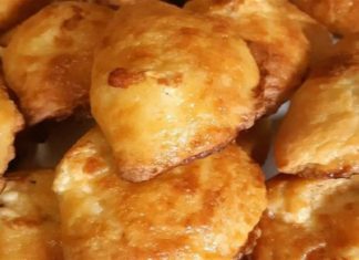 Πεντανόστιμα τυροπιτάκια με γιαούρτι