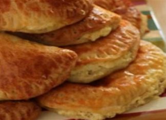 Υπέροχα τυροπιτάκια με ζύμη γιαουρτιού