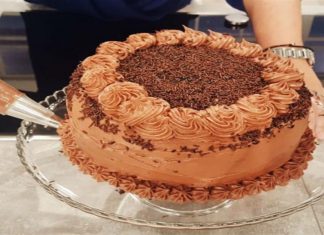 “Τρελή” συνταγή για γλυκατζήδες – Τούρτα σοκολάτας με μαγειρική σόδα για τέλειο αποτέλεσμα