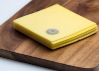 Έξυπνο τρικ για να μη μουχλιάσει ποτέ ξανά το τυρί στο ψυγείο σας