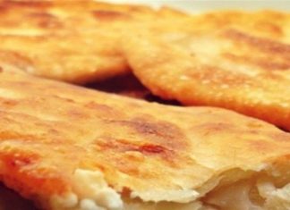 Κορυφαία τραγανή τυρόπιτα με φέτα και άλλα 3 τυριά