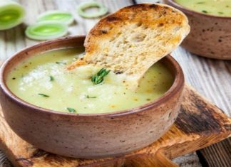 Η βελουτέ σούπα των Χριστουγέννων με πατάτα και πράσο από την Αργυρώ Μπαρμπαρίγου