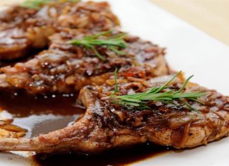 Συνταγή για χοιρινά μπριζολάκια με γλάσο καφέ και πατατοσαλάτα με τηγανητά κρεμμύδια (video)