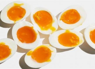 Βράζει αυγά και ρίχνει μέσα μια φέτα λεμόνι: Μόλις δείτε το λόγο θα το κάνετε αμέσως!