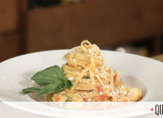 Καλοκαίρι χωρίς γαριδομακαρονάδα δεν γίνεται! Δες τη συνταγή του Άκη Πετρετζίκη