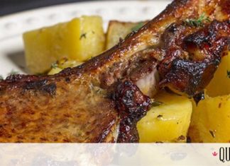 Άκης Πετρετζίκης: Χοιρινές μπριζόλες λεμονάτες με πατάτες στον φούρνο