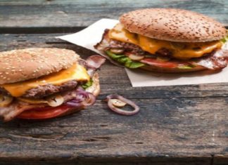 Αχτύπητη αυτή η συνταγή της Αργυρώς Μπαρμπαρίγου – Σπιτικά burger με μοσχαρίσιο μπιφτέκι