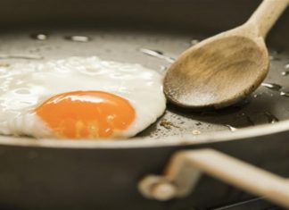 Μην κάνετε αυτό το λάθος όταν μαγειρεύετε αυγά – Ο υγιεινός τρόπος να τα τρώτε