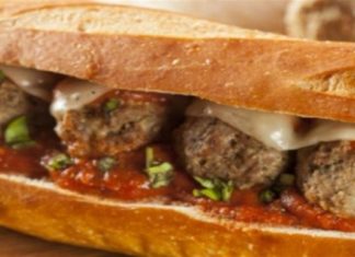 Λαχταριστό σάντουιτς με πικάντικα κεφτεδάκια και τυρί